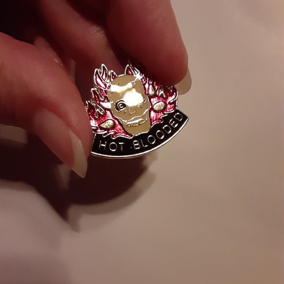 1" Red Flame White Skull Hot Blooded Enameled Pin - Picture 3 of 5